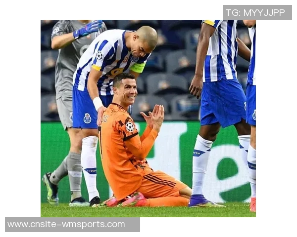 多特球员与教练对漏判点球提出质疑主裁回应拉扯轻微且无效